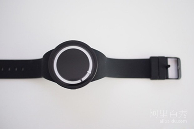 暗夜发出霓虹蓝光的ZIIIRO Eclipse手表，简约又时尚